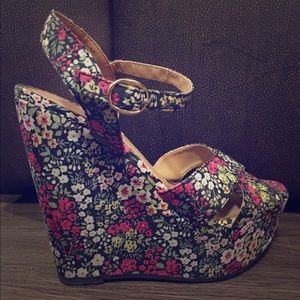 Floral Wedge Size 6.5